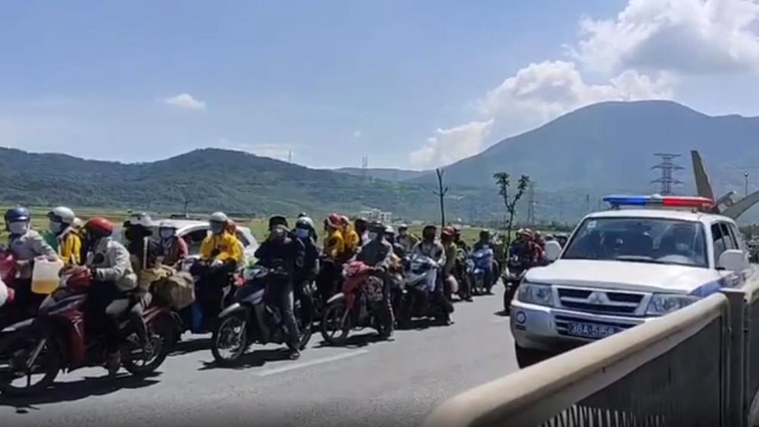 Xe của lực lượng CSGT dẫn đường, hỗ trợ công dân về quê bằng xe máy qua địa bàn Hà Tĩnh. 