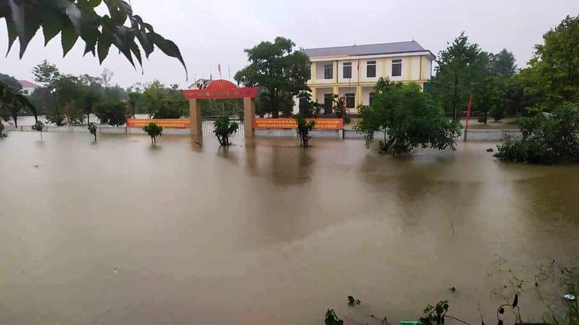 Công sở xã Cẩm Vĩnh ngập nặng sáng nay.