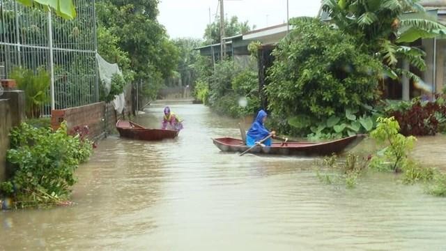 Nhiều xã trên địa bàn huyện Cẩm Xuyên nước ngập giao thông bị tê liệt, người dân phải di chuyển bằng thuyền.