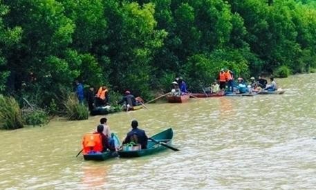 Lực lượng chức năng và người dân địa phương tìm kiếm thi thể anh N trên hồ Sông Rác.