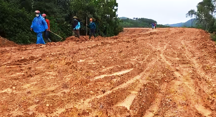 Người dân bị “cô lập” sau mưa lũ do đường trăm tỷ đang thi công