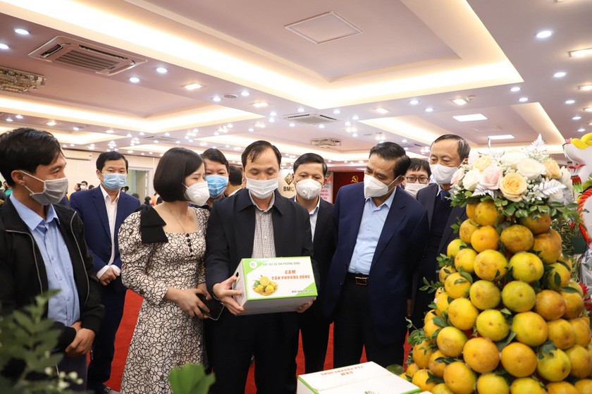 Lãnh đạo tỉnh Hà Tĩnh tham quan gian hàng trưng bày cam tại Hội nghị kết nối trực tuyến quảng bá, xúc tiến tiêu thụ cam năm 2021.