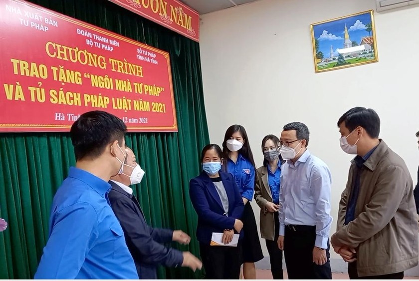 Đoàn thăm hỏi và chia sẻ với công chức Tư pháp, hộ tịch xã Điền Mỹ huyện Hương Khê.