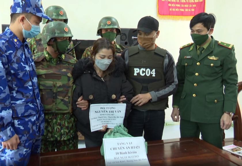 Lực lượng chức năng bắt giữ Nguyễn Thị Vân.