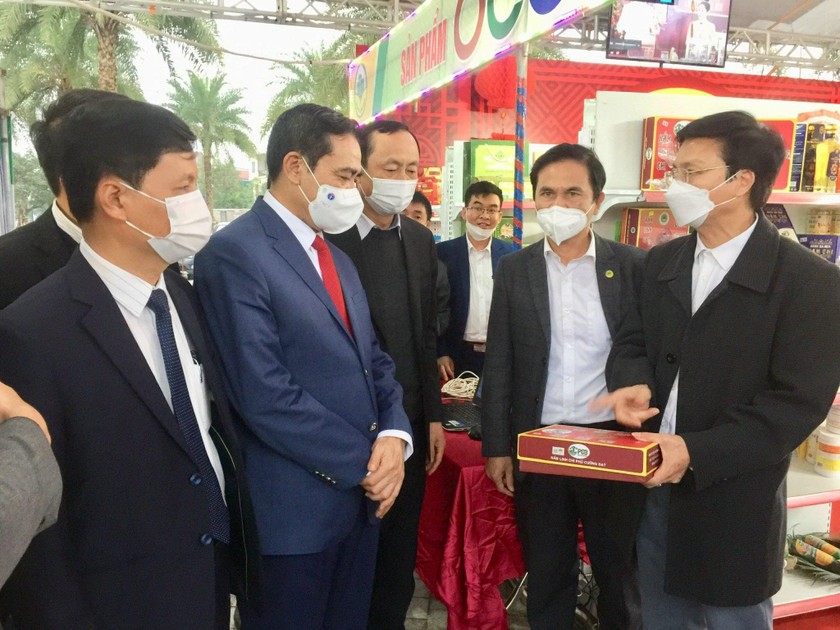 Ông Võ Trọng Hải - Chủ tịch UBND tỉnh Hà Tĩnh cùng đại biểu các sở, ngành tham dự khai mạc Hội chợ sản phẩm OCOP. 