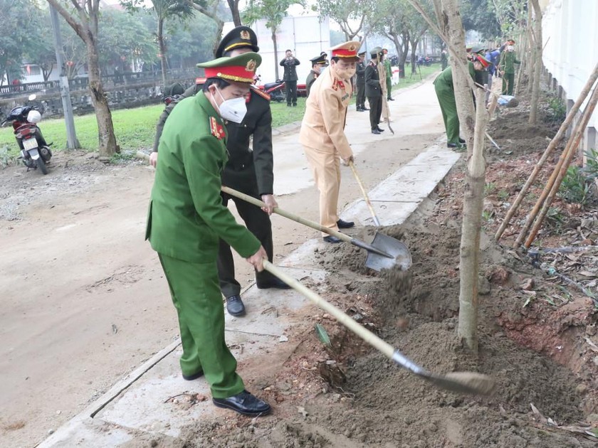 Sau lễ phát động hàng trăm cán bộ chiến sỹ Công an Hà Tĩnh đã ra quân trồng cây đầu năm.