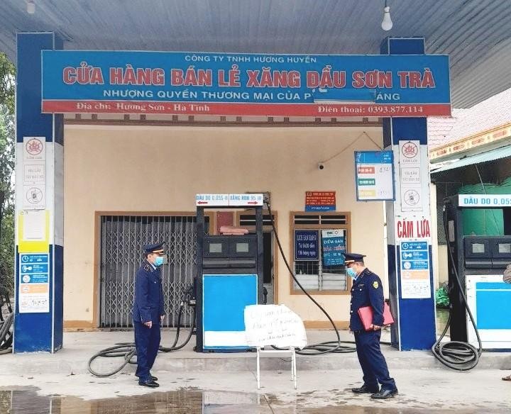 Lực lượng quản lý thị trường Hà Tĩnh kiểm tra xử lý cửa hàng xăng dầu Sơn Trà.