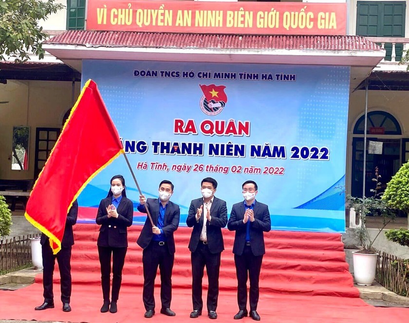 Lãnh đạo Chủ tịch Ủy ban MTTQ tỉnh Hà Tĩnh trao cờ thi đua cho tuổi trẻ Hà Tĩnh và phát động lễ ra quân Tháng thanh niên 2022.