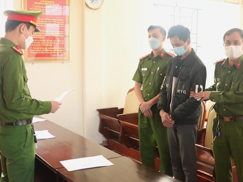  Công an tỉnh Hà Tĩnh đọc lệnh khởi tố vụ án, khởi tố bị can và bắt tạm giam Phạm Văn Tuấn (Ảnh: CA Hà Tĩnh).