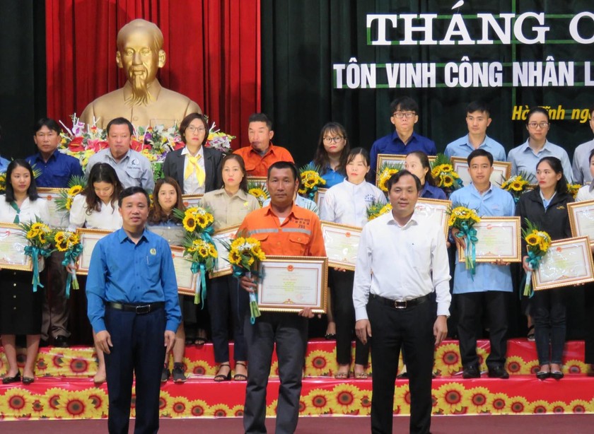 Ông Hoàng Trung Dũng, Bí thư Tỉnh ủy Hà Tĩnh và Chủ tịch LĐLĐ tỉnh Hà Tĩnh trao tặng bằng khen cho công nhân, lao động tiêu biểu.