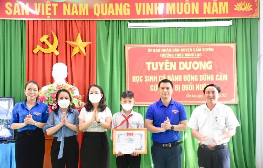 Tỉnh đoàn - Hội đồng Đội tỉnh Hà Tĩnh phối hợp với Huyện ủy Cẩm Xuyên tổ chức tuyên dương em Nguyễn Văn Dương.