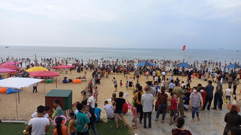 Hàng ngàn người đổ về bãi biển Thiên Cầm tham gia lễ hội du lịch biển Hà Tĩnh 2022.