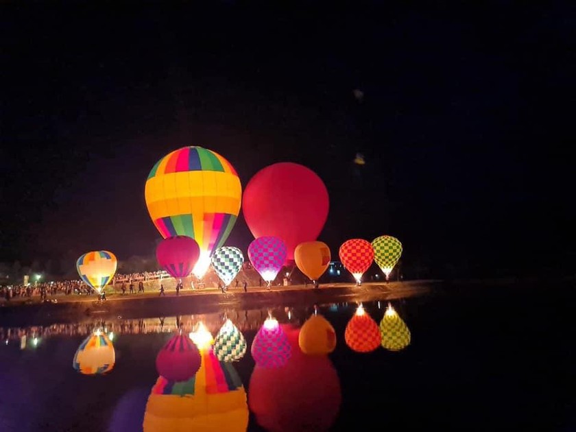 Lung linh lễ hội hoa đăng khinh khí cầu tổ chức tại huyện Vũ Quang vào đêm 6/5.