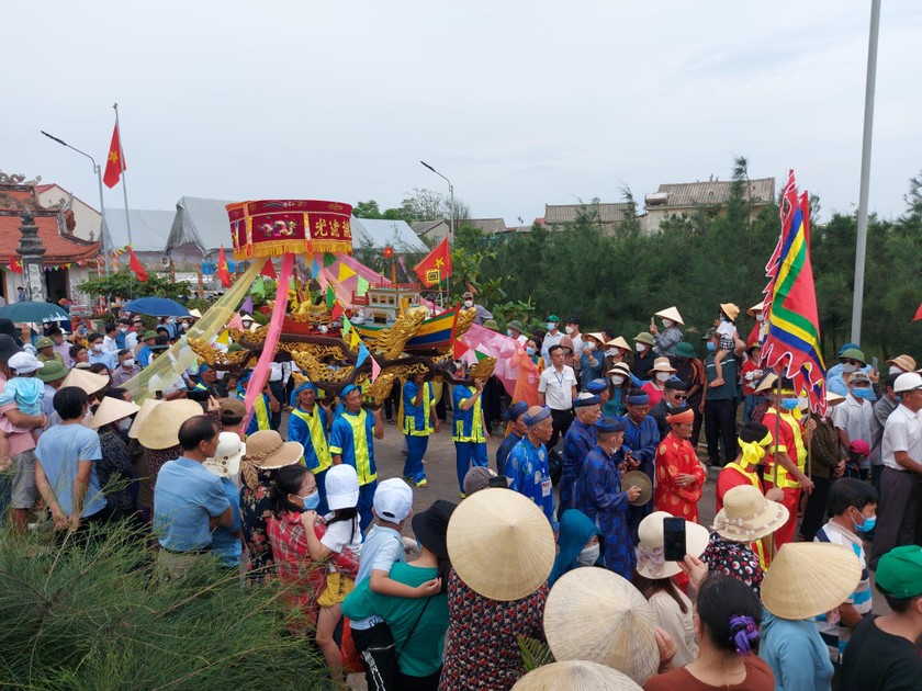 Lễ hội cầu ngư Nhượng Bạn tổ chức hàng năm tại xã Cẩm Nhượng huyện Cẩm Xuyên, Hà Tĩnh.