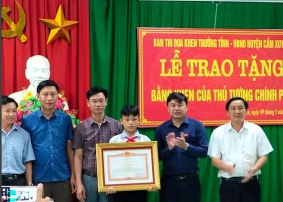 Ban Thi đua - Khen thưởng tỉnh Hà Tĩnh phối hợp với UBND huyện Cẩm Xuyên tổ chức trao tặng bằng khen của Thủ tướng Chính phủ cho em Nguyễn Văn Dương.
