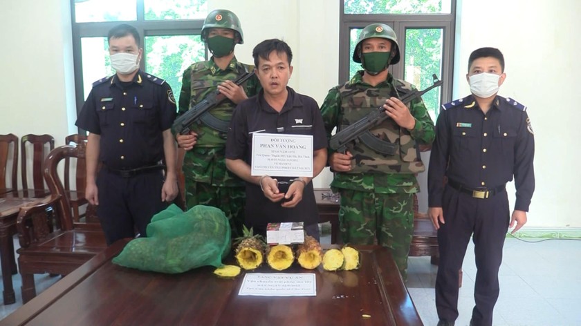 Lực lượng chức năng bắt đối tượng Phan Văn Hoàng cùng tang vật.