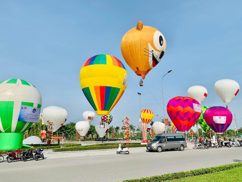  Trình diễn bay khinh khí cầu với tên gọi “Hà Tĩnh - đón Sao La về nhà” tại thành phố Hà Tĩnh.
