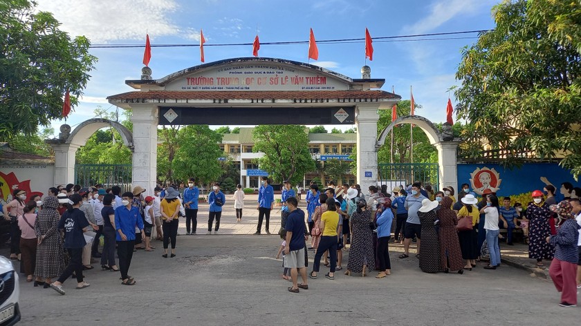 Sáng nay, nhiều phụ huynh đưa con đến thi tại điểm thi trường THCS Lê Văn Thiêm, thành phố Hà Tĩnh.