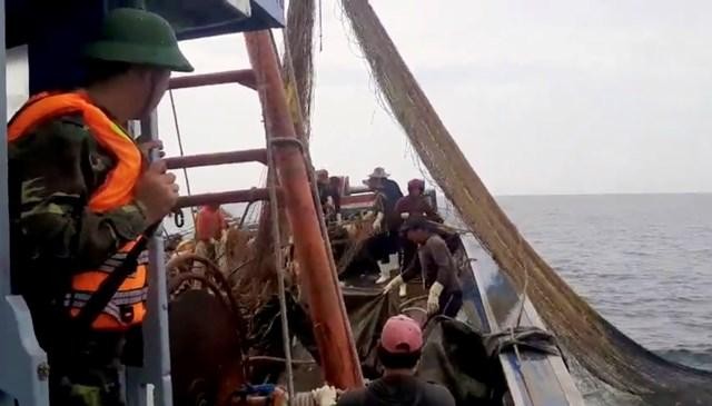 Lực lượng chức năng bắt quả tang tàu cá đang sử dụng lưới giã cào khai thác hải sản trái phép.