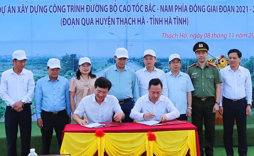 Huyện Thạch Hà và Ban QLDA Thăng Long ký xác nhận bàn giao mặt bằng dự án cao tốc Bắc - Nam.