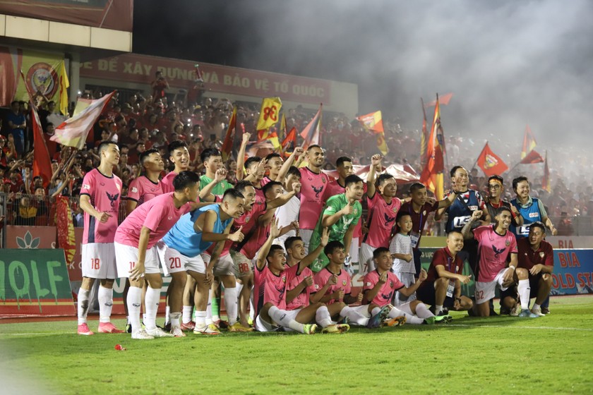 CLB Hồng Lĩnh Hà Tĩnh ăn mừng sau khi giành chiến 2-1 trước Đông Á Thanh Hoá.