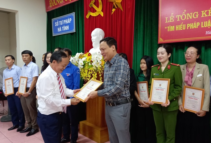Giám đốc Sở Tu Pháp Hà Tĩnh trao giải nhất cho anh Đặng Xuân Duyên ở Sở Tài nguyên Môi trường Hà Tĩnh.