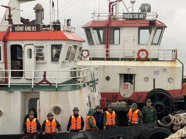 Lực lượng chức năng tiếp cận ứng cứu 7 thuyền viên gặp nạn trên biển.