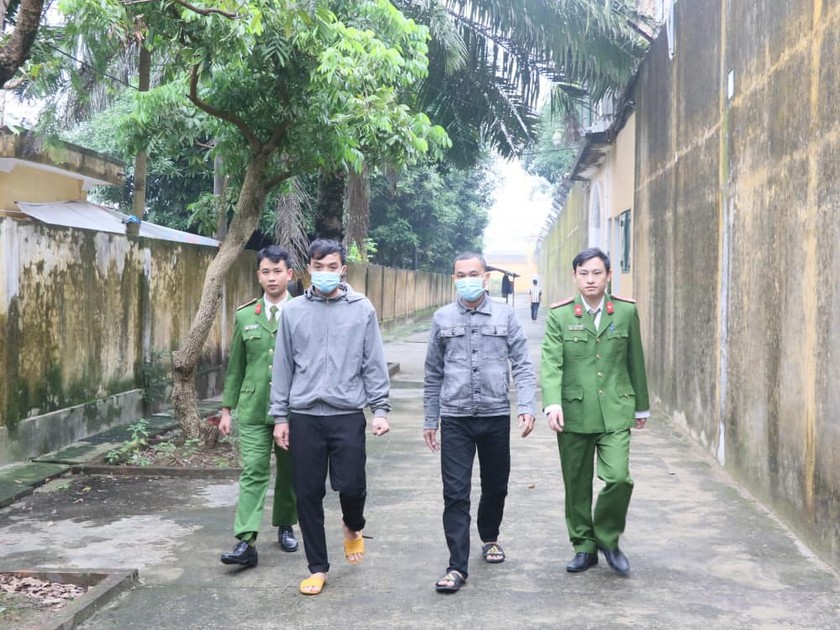 Công an dẫn giải đối tượng Nguyễn Công Anh và Trần Văn Công về trại tạm giam.