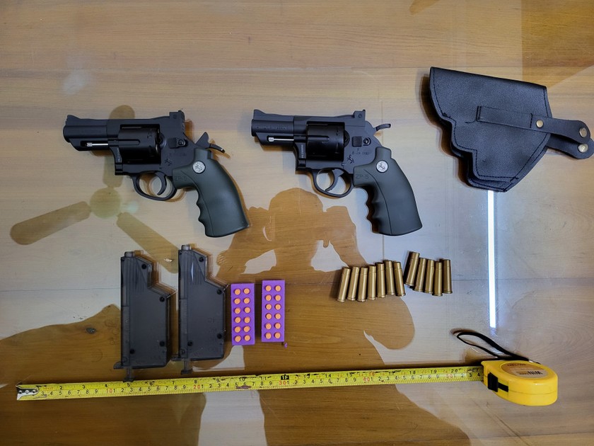 Hai khẩu súng Colt cùng nhiều viên đạn được thu giữ từ đối tượng Phạm Xuân Thiện.