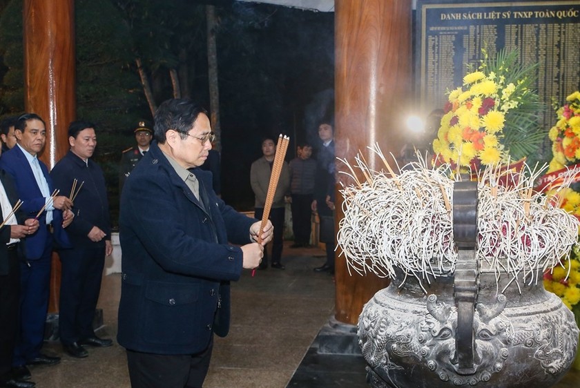 Thủ tướng Chính phủ Phạm Minh Chính và đoàn công tác dâng hương tại Nhà bia tưởng niệm liệt sỹ TNXP toàn quốc tại Ngã Ba Đồng Lộc- nơi ghi danh hơn 4.000 liệt sỹ TNXP trong cả nước.