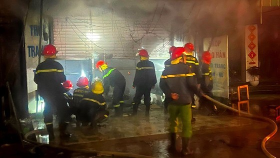 Lực lượng phòng Cảnh sát PCCC-CNCH, Công an tỉnh Hà Tĩnh triển khai chữa cháy và cứu hộ, cứu nạn tại cửa hàng kinh doanh quần áo.