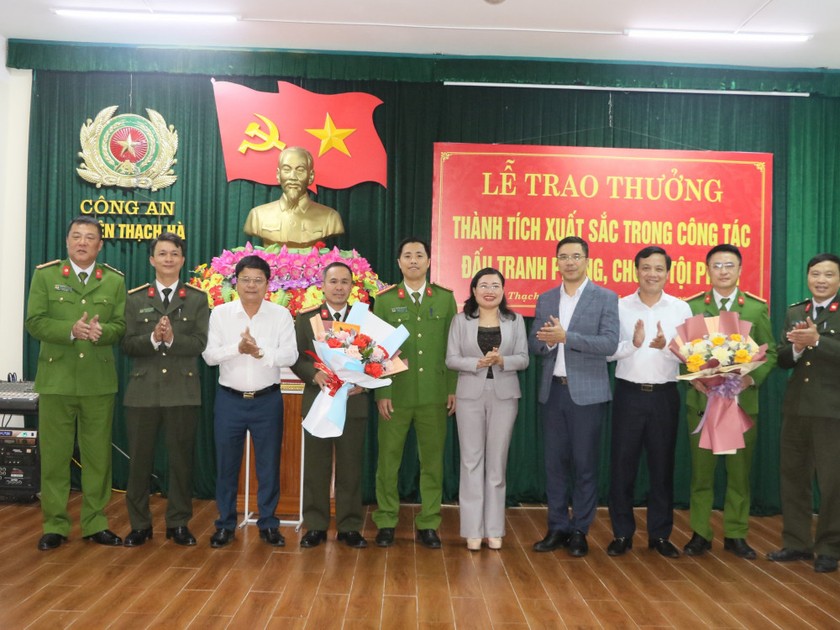 Lãnh đạo công an tỉnh và huyện Thạch Hà trao thưởng cho Công an huyện Thạch Hà có thành tích xuất sắc trong công tác đấu tranh phòng chống tội phạm. 