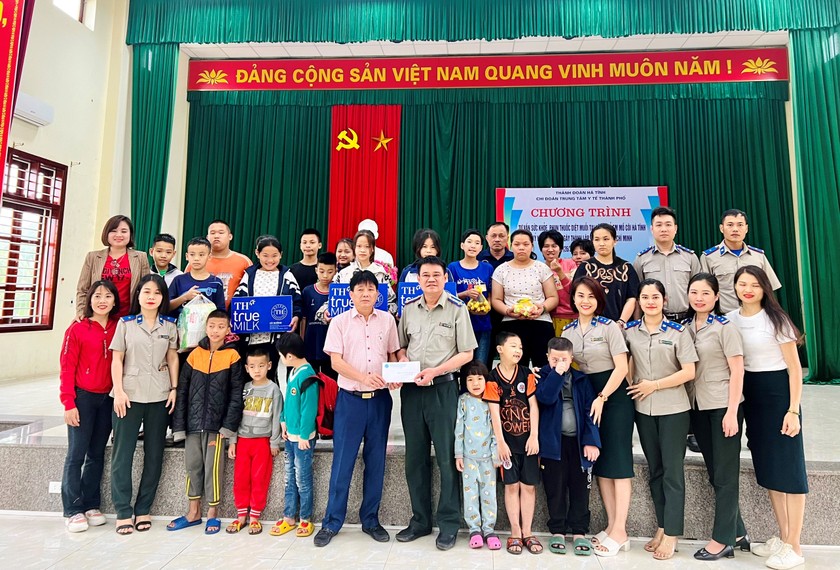 Đoàn Cục THADS Hà Tĩnh trao quà cho các em Làng trẻ em mồ côi Hà Tĩnh.