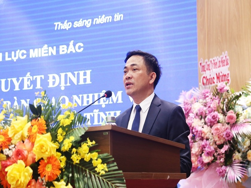 Tân Giám đốc Công ty Điện lực Hà Tĩnh Phạm Công Thành phát biểu tại buổi lễ.