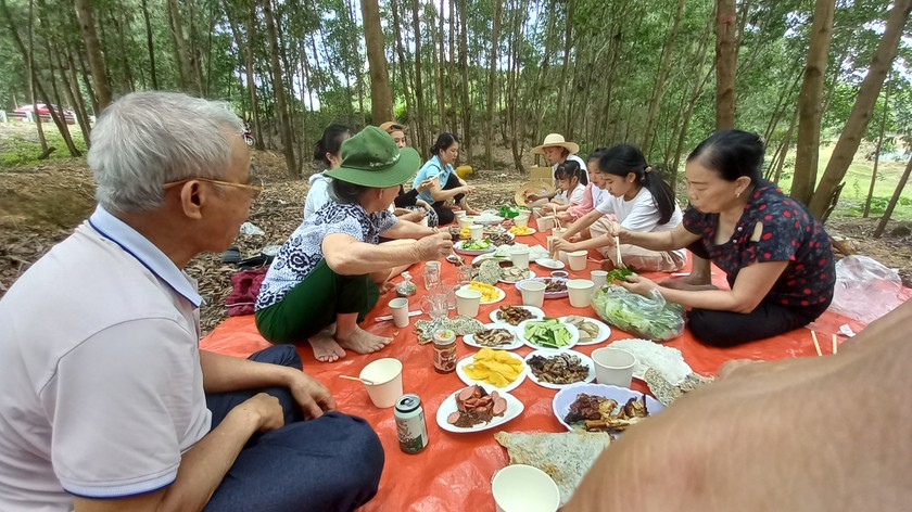 Khách tham quan hồ Kẻ Gỗ và thưởng trải nghiệm bữa ăn trong rừng sinh thái thú vị. 