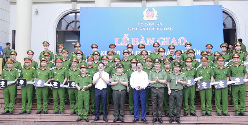 Bộ Công an bàn giao 132 xe ô tô chuyên dụng cho lực lượng công an xã, thị trấn trên địa bàn tỉnh Hà Tĩnh.