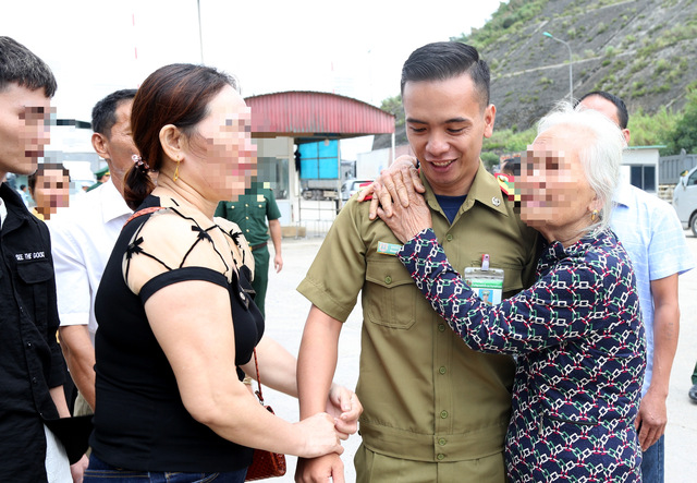 Người nhà các nạn nhân xúc động bày tỏ lòng biết lực lượng chức năng nước bạn Lào tại buổi tiếp nhận.
