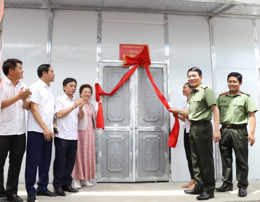 Thứ trưởng Bộ Công an cùng lãnh đạo Hà Tĩnh, nhà hảo tâm cắt băng khánh thành trao nhà cho người dân.