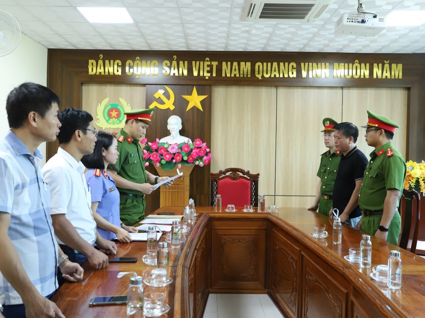 Cơ quan điều tra tống đạt quyết định khởi tố đối với Nguyễn Hữu Hoàng - Giám đốc Công ty VN11. (Ảnh: HQ)