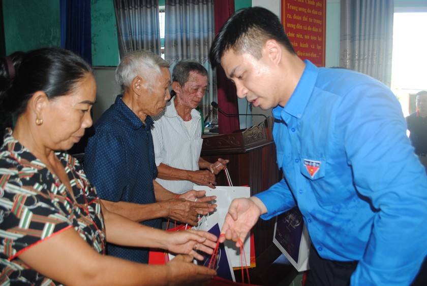 Đoàn thanh niên Bộ Tư pháp trao quà gia đình chính sách tại Hà Tĩnh. Ảnh: Hữu Anh