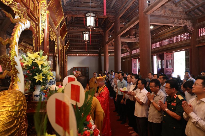 Lễ giỗ 10 nữ TNXP được tổ chức trang nghiêm tại đền thờ Ngã ba Đồng Lộc. Ảnh: HA