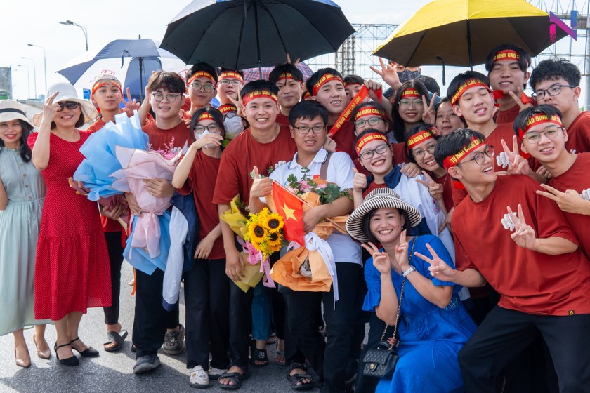 Em Đinh Cao Sơn (áo trắng cầm hoa) được người thân bạn học đón chào tại Hà Tĩnh sau khi giành Huy chương Vàng Olympic Hóa học quốc tế năm 2023. Ảnh: CHT 