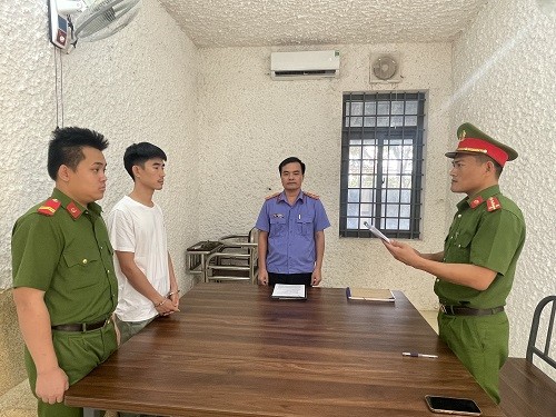 Cơ quan điều tra công bố quyết định khởi tố bị can, bắt giam Trần Huy Hiệu về hành vi “Hủy hoại tài sản”. Ảnh: Anh Bắc