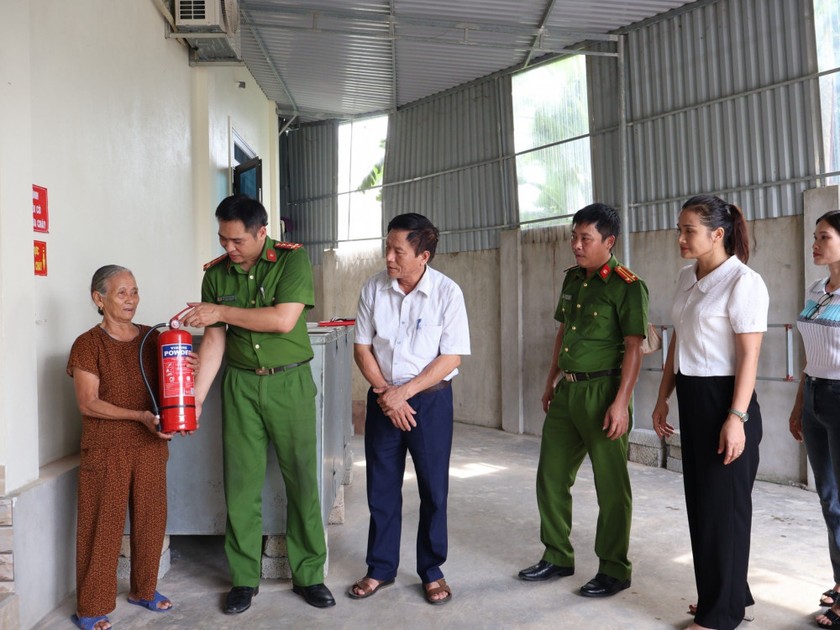 Người dân thôn Trung Long được tập huấn phổ biến những kiến thức cơ bản về công tác PCCC và cách sử dụng chữa cháy tại gia đình. Ảnh: Anh Đức