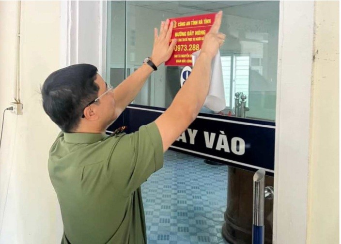 Giám đốc Công an tỉnh Hà Tĩnh trực tiếp gắn biển công bố số điện thoại cá nhân làm đường dây nóng. Ảnh: CAHT