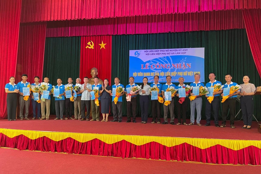 Hội LHPN xã Lâm Hợp, huyện Kỳ Anh (Hà Tĩnh) công nhận 15 hội viên danh dự. Ảnh: CTV