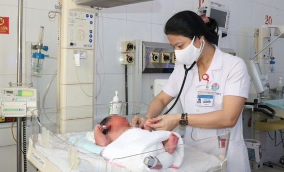  Bé trai chào đời có cân nặng lên tới 6,1kg tại khoa Sản, Bệnh viện đa khoa Hà Tĩnh. Ảnh: CTV