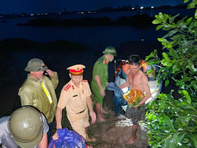 Lực lượng chức năng giải cứu 9 công nhân bị mắc kẹt giữa dòng nước lũ. Ảnh: Thúy Quỳnh