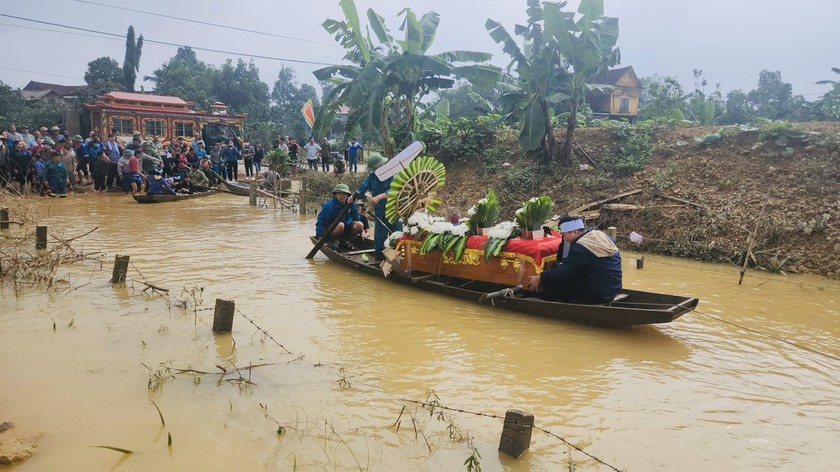 Vượt dòng nước lũ đưa tang bằng thuyền ở xã Hương Thủy huyện Hương Khê, Hà Tĩnh. Ảnh: PV