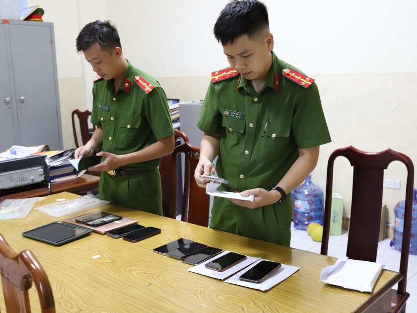 Cơ quan điều tra thu giữ nhiều tang vật trong đường dây lừa đảo xuyên Việt. Ảnh: CAHT